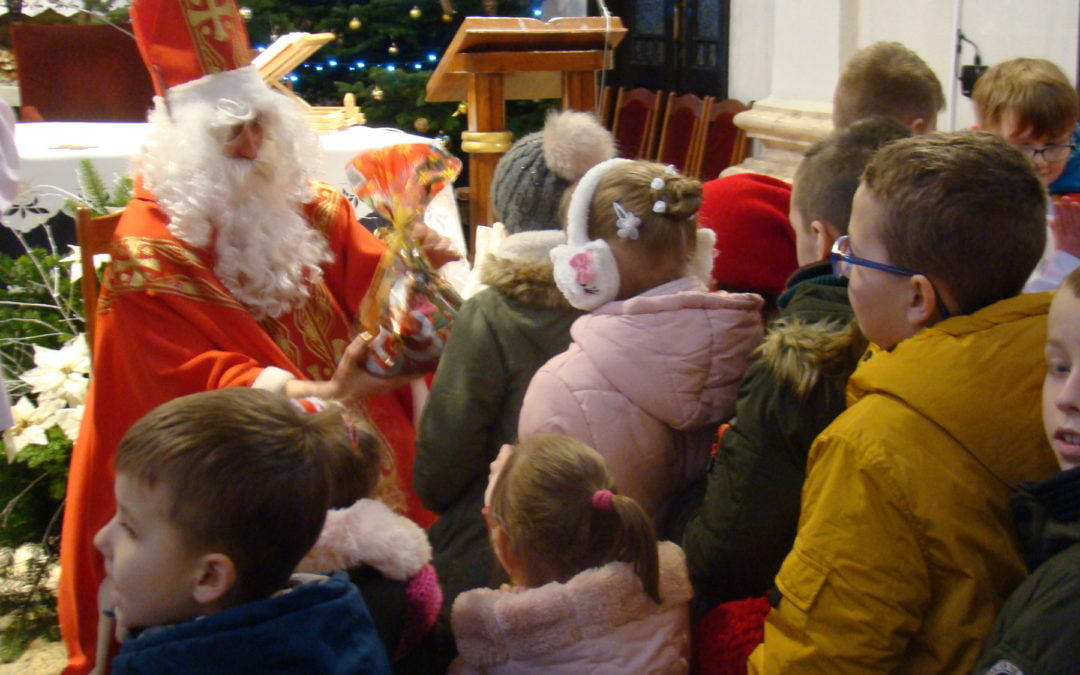 Święty Mikołaj dotarł do dzieci w Dmosinie